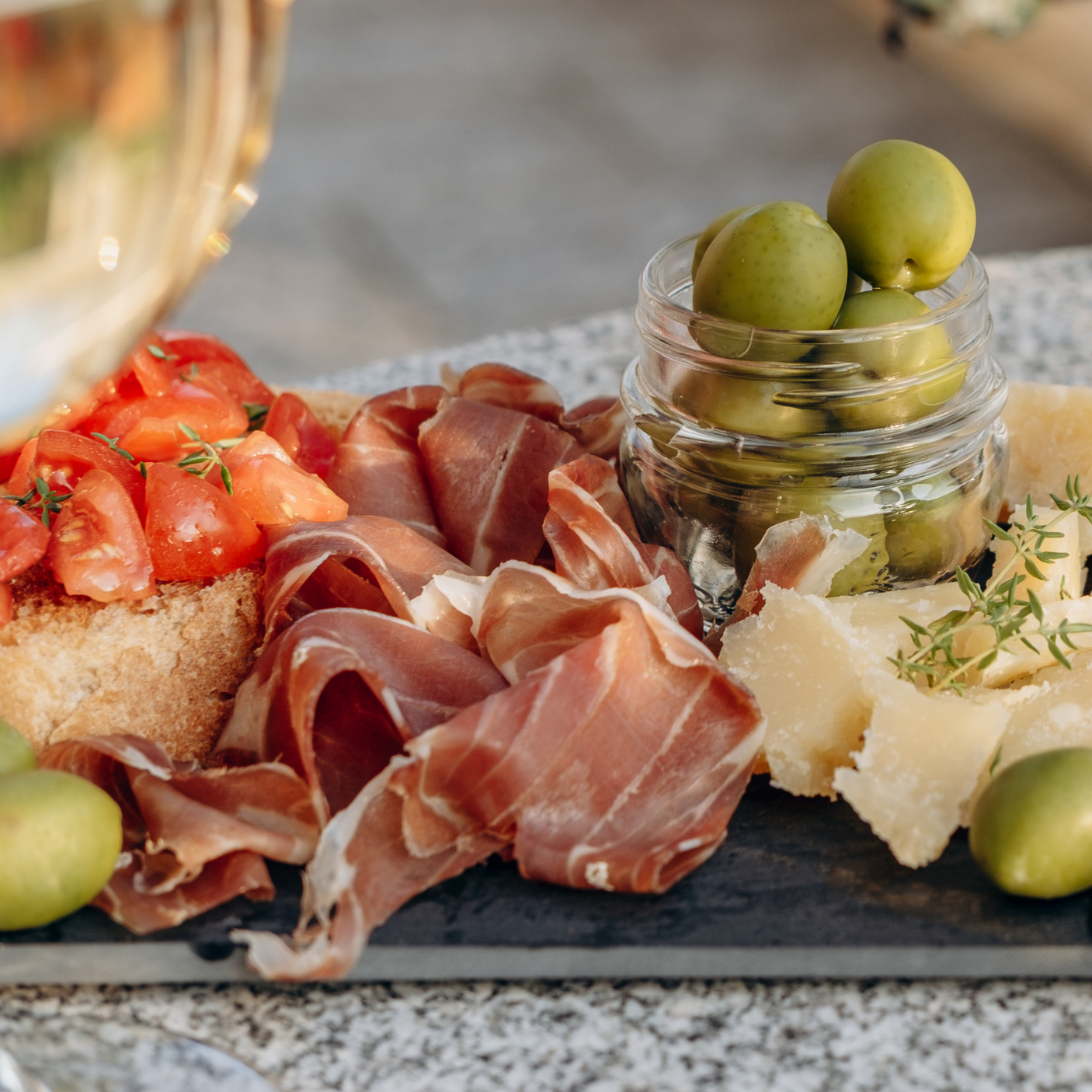 Öffnet die Seite 'Italienische Küche: Antipasti-Buffet' ©KEA - Adobe Stock
